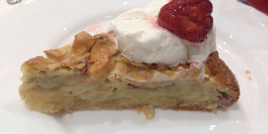 Рецепт шарлотки с мороженым и клубникой