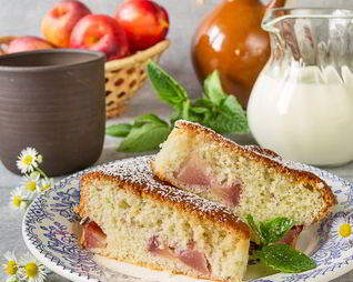 Шарлотка с нектаринами