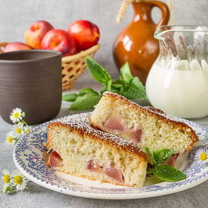 Шарлотка с нектаринами