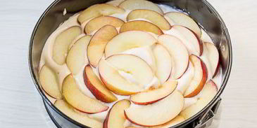 шарлотка с нектаринами