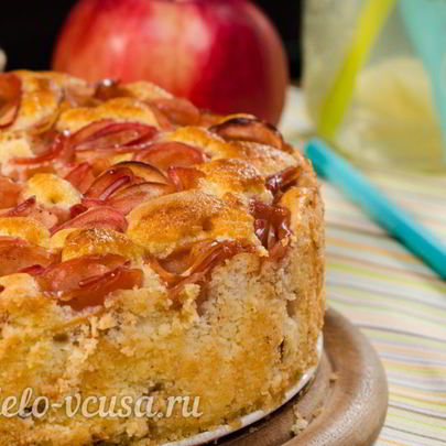 Шарлотка с розами из яблок