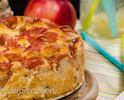 Шарлотка с розами из яблок