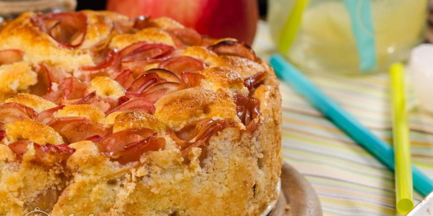 Рецепт шарлотки с розами из яблок