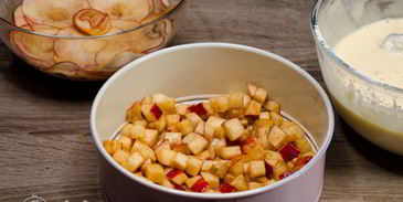 шарлотка с розами из яблок