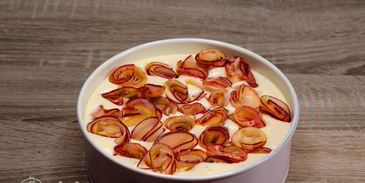 шарлотка с розами из яблок