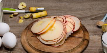 шарлотка с розами из яблок