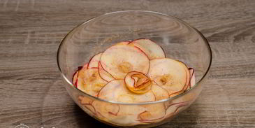 шарлотка с розами из яблок