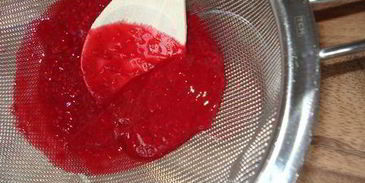 шарлотка с шоколадно-малиновым муссом и воздушным ванильным кремом