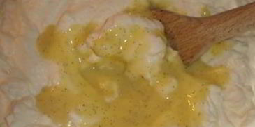 шарлотка с шоколадно-малиновым муссом и воздушным ванильным кремом