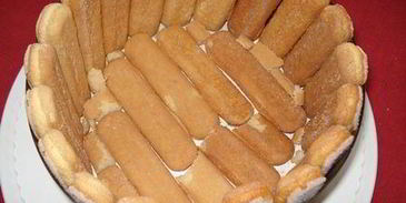 шарлотка с шоколадно-малиновым муссом и воздушным ванильным кремом