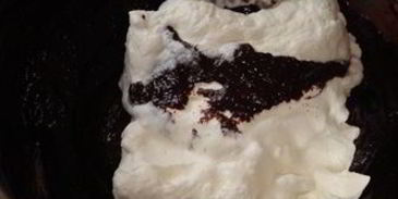 шарлотка с шоколадно-малиновым муссом и воздушным ванильным кремом