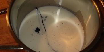 шарлотка с шоколадно-малиновым муссом и воздушным ванильным кремом