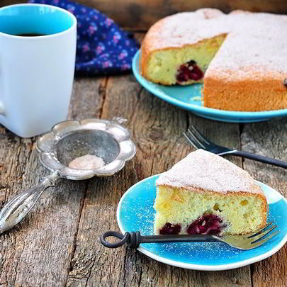 Шарлотка с вишней замороженной