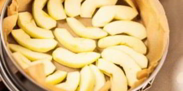 шарлотка с яблоками и лимоном