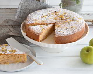 Шарлотка с яблоками и манкой