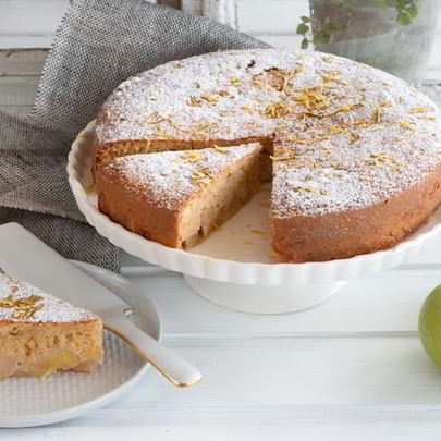 Шарлотка с яблоками и манкой