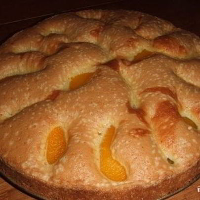 Шарлотка с яблоками и персиками