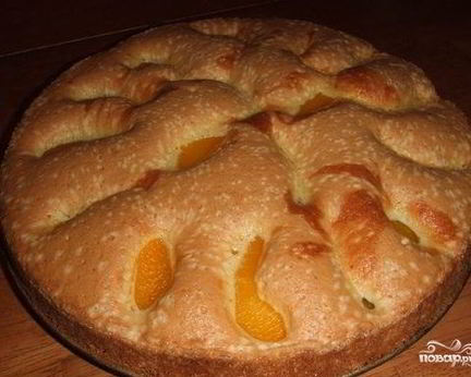 Шарлотка с яблоками и персиками