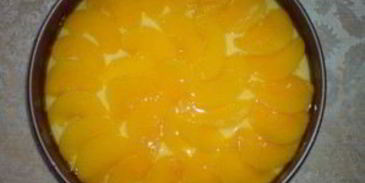 шарлотка с яблоками и персиками