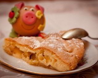 Шарлотка яблочная со сливочным маслом