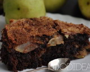 Шоколадная шарлотка с яблоками