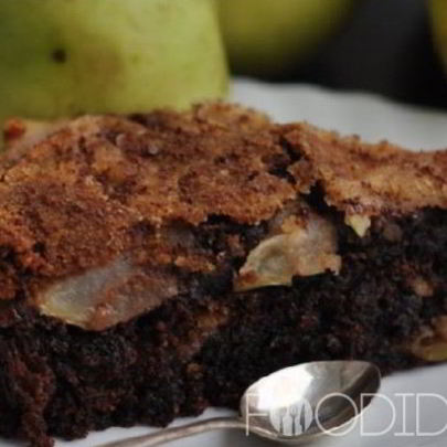 Шоколадная шарлотка с яблоками