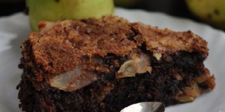 Рецепт шоколадной шарлотки с яблоками