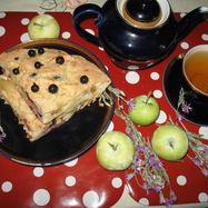 Рецепт Яблочной шарлотки с черной смородиной