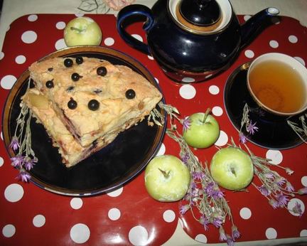 Яблочная шарлотка с черной смородиной