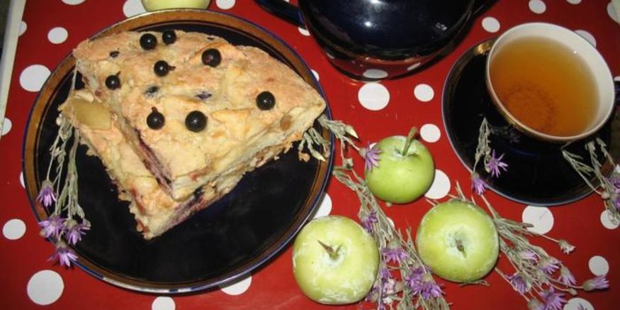 Рецепт яблочной шарлотки с черной смородиной