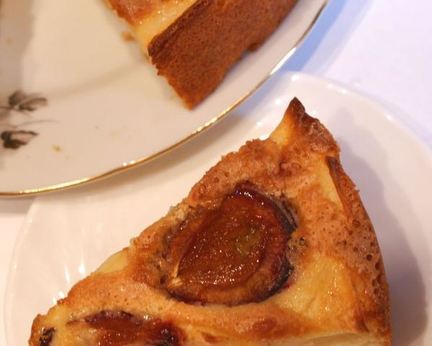 Яблочная шарлотка со сливами