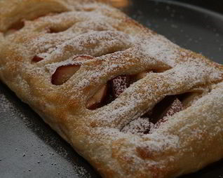 Быстрый яблочный штрудель с изюмом, миндалем и корицей