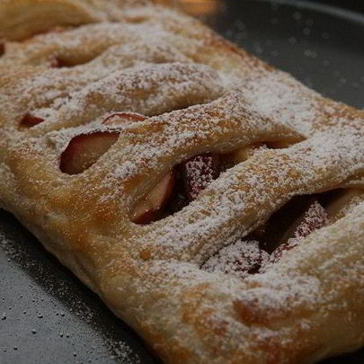 Быстрый яблочный штрудель с изюмом, миндалем и корицей