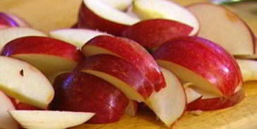 быстрый яблочный штрудель с изюмом, миндалем и корицей