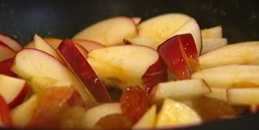 быстрый яблочный штрудель с изюмом, миндалем и корицей