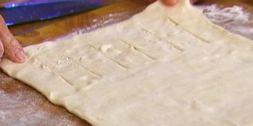 быстрый яблочный штрудель с изюмом, миндалем и корицей