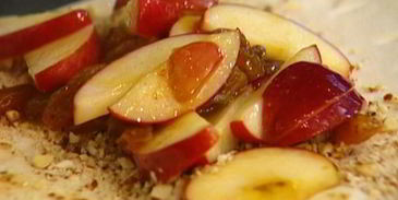 быстрый яблочный штрудель с изюмом, миндалем и корицей