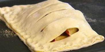 быстрый яблочный штрудель с изюмом, миндалем и корицей