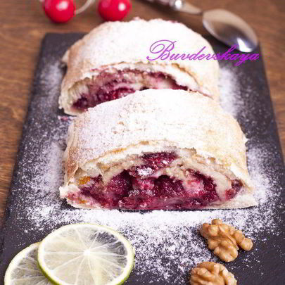 Ленивый штрудель с вишней и орехами