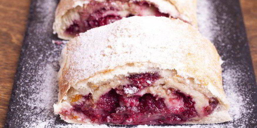 Рецепт ленивого штруделя с вишней и орехами