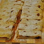 Рецепт Штруделя из готового слоеного теста с яблочной и творожной начинкой