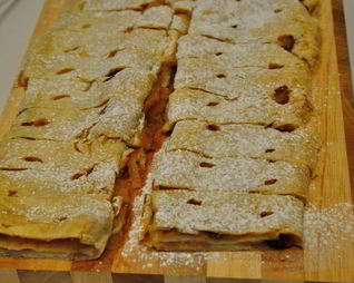 Штрудель из готового слоеного теста с яблочной и творожной начинкой