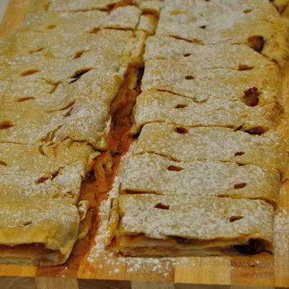 Штрудель из готового слоеного теста с яблочной и творожной начинкой