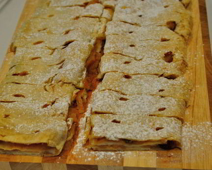 Штрудель из готового слоеного теста с яблочной и творожной начинкой