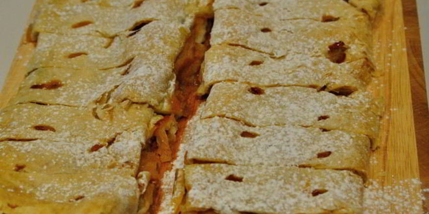 Рецепт штруделя из готового слоеного теста с яблочной и творожной начинкой