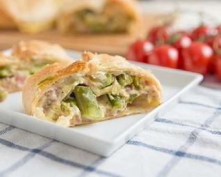 Штрудель из спаржи с ветчиной