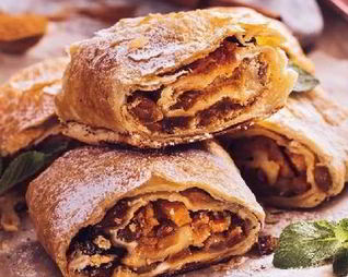 Штрудель из сухофруктов в пряничном соусе