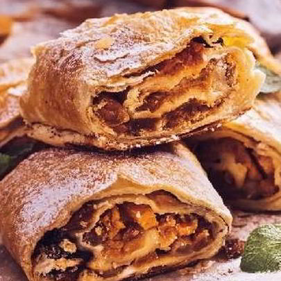 Штрудель из сухофруктов в пряничном соусе