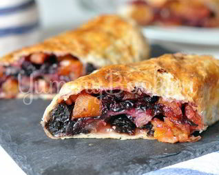 Штрудель с фруктами и сухофруктами