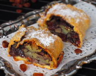 Штрудель с грушами, изюмом и маком
